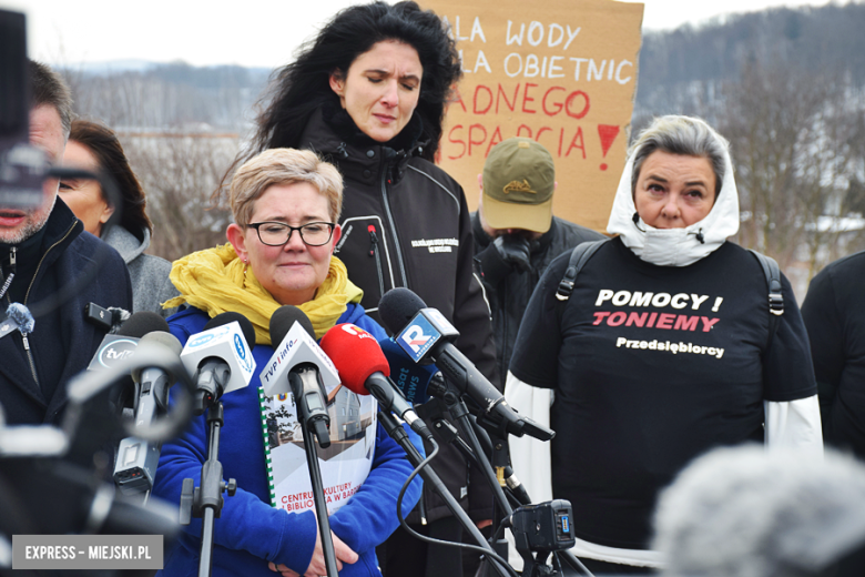 Konferencja ministra ds. odbudowy po powodzi Marcina Kierwińskiego w Bardzie