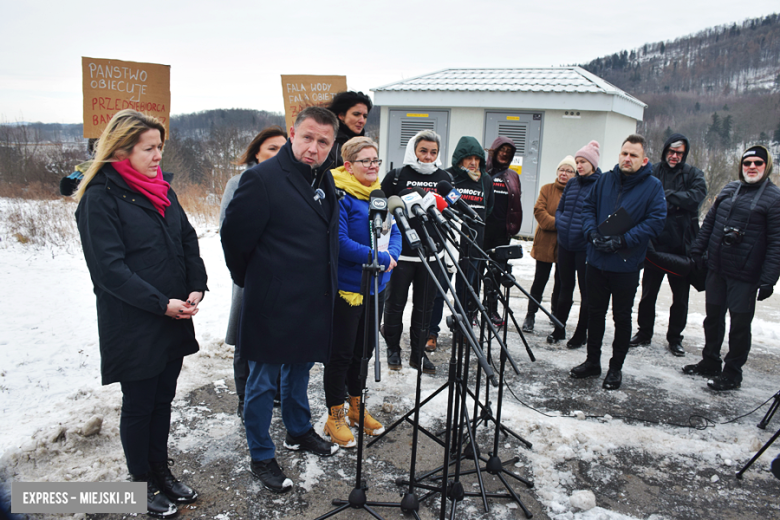 Konferencja ministra ds. odbudowy po powodzi Marcina Kierwińskiego w Bardzie