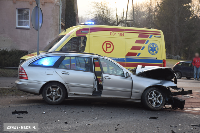 Zderzenie osobówki z ciężarówką w Dzbanowie