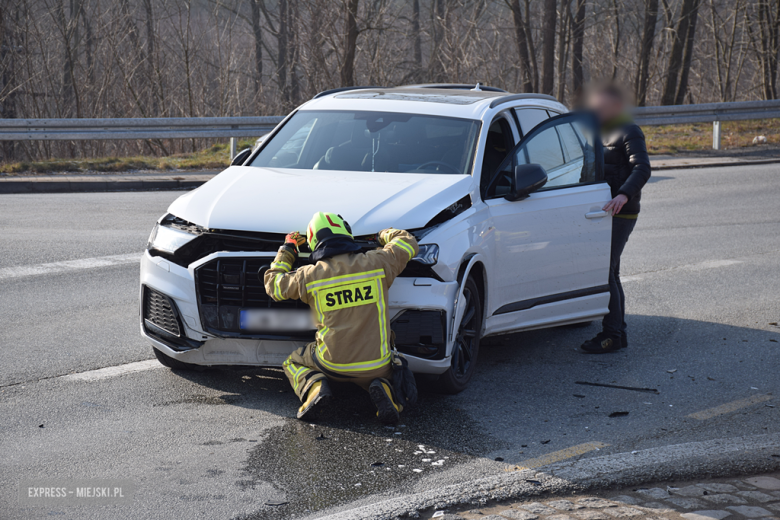 Zderzenie dwóch aut na skrzyżowaniu krajowej ósemki z drogą powiatową w Bardzie