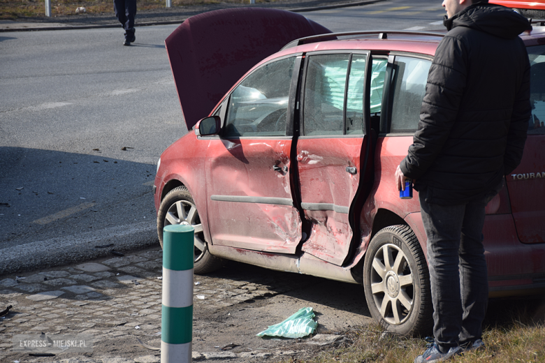 Zderzenie dwóch aut na skrzyżowaniu krajowej ósemki z drogą powiatową w Bardzie