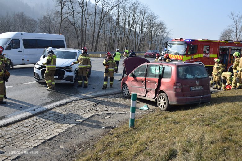 Zderzenie dwóch aut na skrzyżowaniu krajowej ósemki z drogą powiatową w Bardzie