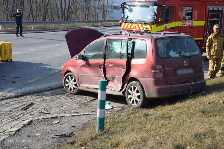 Zderzenie dwóch aut na skrzyżowaniu krajowej ósemki z drogą powiatową w Bardzie