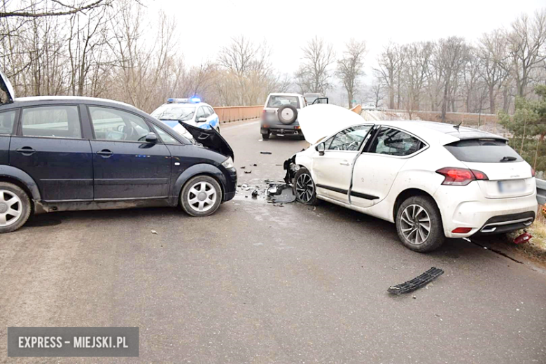 Zderzenie dwóch samochodów osobowych w Przyłęku 