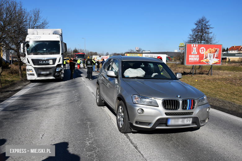 Zderzenie ciężarówki i dwóch osobówek na krajowej ósemce w Ząbkowicach Śląskich