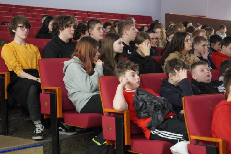 „Czas na bezpieczeństwo”. Warsztaty edukacyjne zorganizowane przez licealistki z Henrykowa