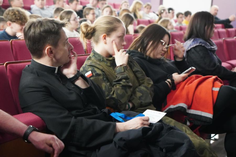 „Czas na bezpieczeństwo”. Warsztaty edukacyjne zorganizowane przez licealistki z Henrykowa