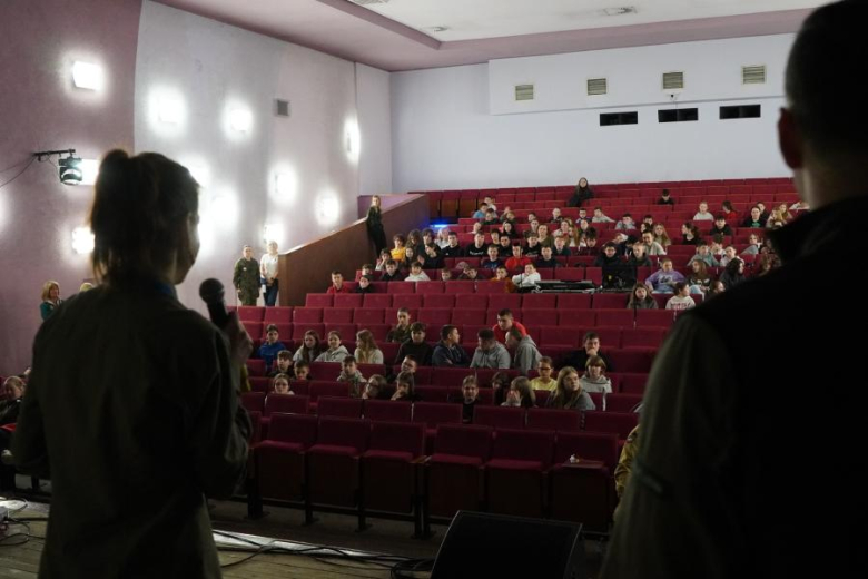 „Czas na bezpieczeństwo”. Warsztaty edukacyjne zorganizowane przez licealistki z Henrykowa