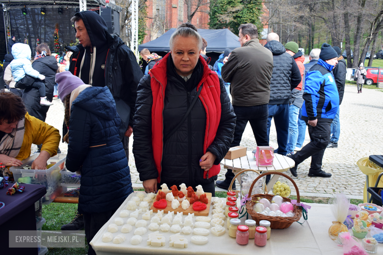 Żur burmistrza, występy dzieci i pokaz kulinarny. Jarmark wielkanocny w Kamieńcu Ząbkowickim [foto]
