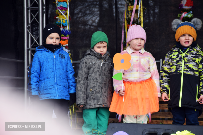 Żur burmistrza, występy dzieci i pokaz kulinarny. Jarmark wielkanocny w Kamieńcu Ząbkowickim [foto]