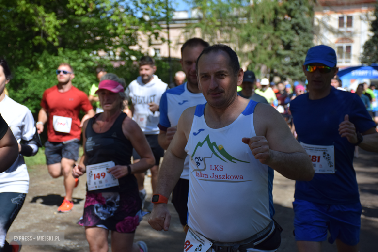 Biegowe emocje w Henrykowie – 14. Półmaraton Henrykowski i 10. Dycha Księgi Henrykowskiej [foto]