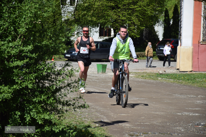 Biegowe emocje w Henrykowie – 14. Półmaraton Henrykowski i 10. Dycha Księgi Henrykowskiej [foto]