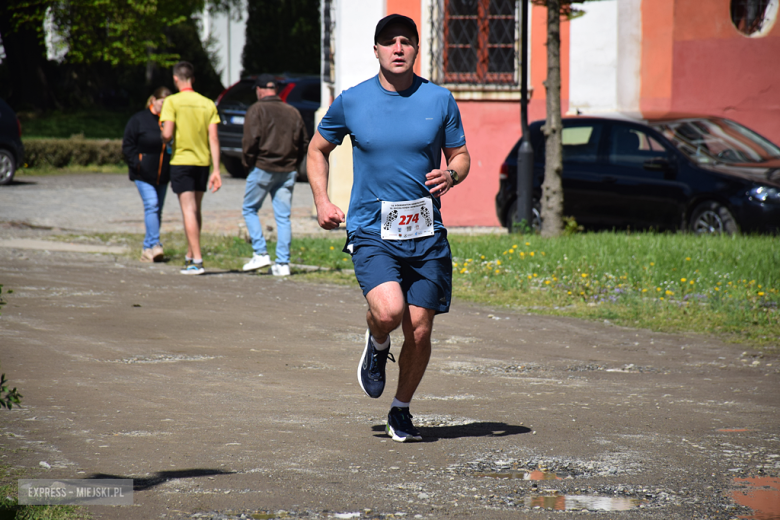 Biegowe emocje w Henrykowie – 14. Półmaraton Henrykowski i 10. Dycha Księgi Henrykowskiej [foto]