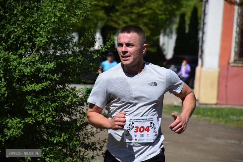 Biegowe emocje w Henrykowie – 14. Półmaraton Henrykowski i 10. Dycha Księgi Henrykowskiej [foto]