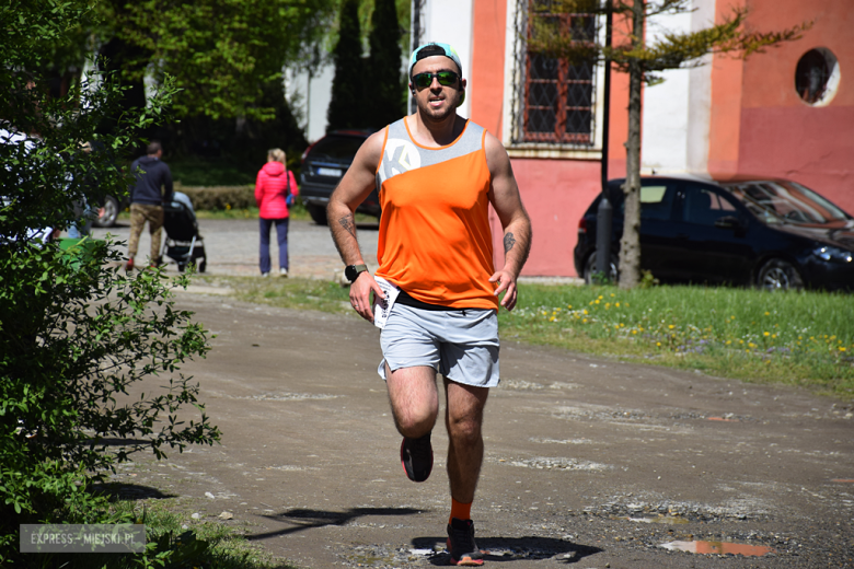 Biegowe emocje w Henrykowie – 14. Półmaraton Henrykowski i 10. Dycha Księgi Henrykowskiej [foto]