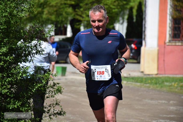 Biegowe emocje w Henrykowie – 14. Półmaraton Henrykowski i 10. Dycha Księgi Henrykowskiej [foto]