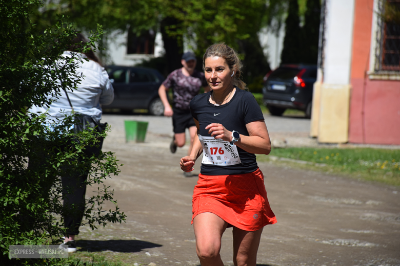 Biegowe emocje w Henrykowie – 14. Półmaraton Henrykowski i 10. Dycha Księgi Henrykowskiej [foto]