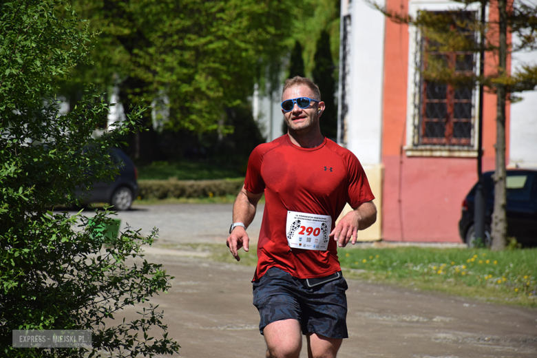 Biegowe emocje w Henrykowie – 14. Półmaraton Henrykowski i 10. Dycha Księgi Henrykowskiej [foto]