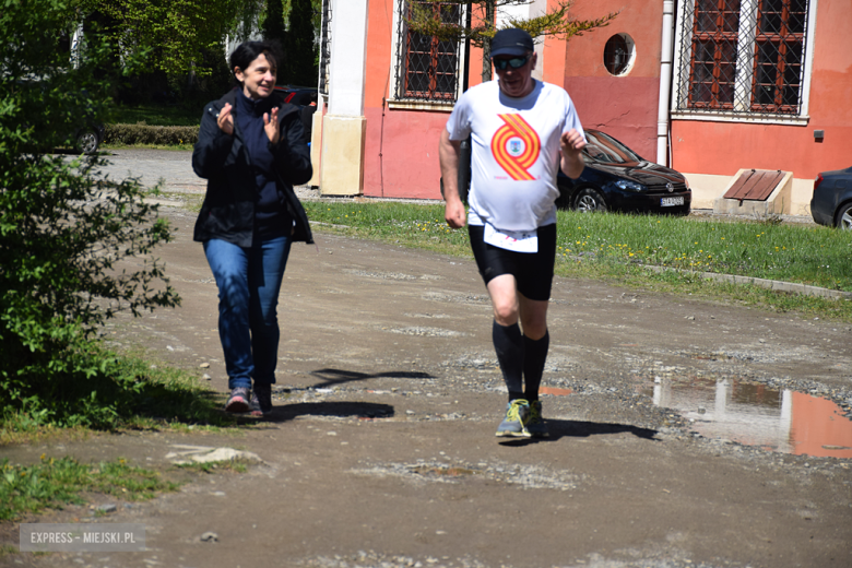 Biegowe emocje w Henrykowie – 14. Półmaraton Henrykowski i 10. Dycha Księgi Henrykowskiej [foto]