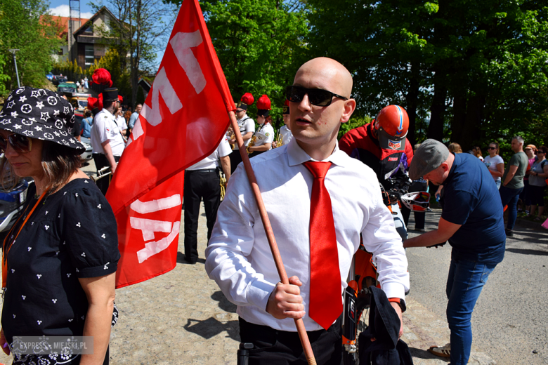 Towarzysze i towarzyszki na ulicach! Pierwszomajowy marsz otworzył Majówkę w Srebrnej Górze [foto]