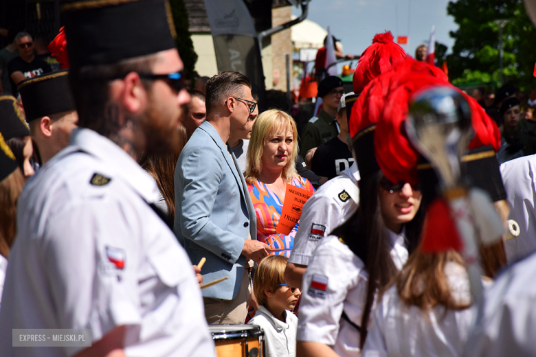 Towarzysze i towarzyszki na ulicach! Pierwszomajowy marsz otworzył Majówkę w Srebrnej Górze [foto]