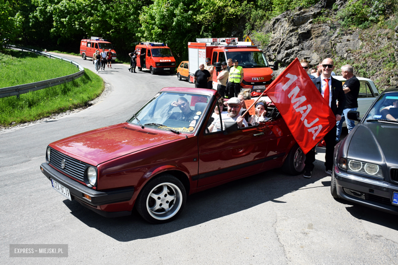 Towarzysze i towarzyszki na ulicach! Pierwszomajowy marsz otworzył Majówkę w Srebrnej Górze [foto]