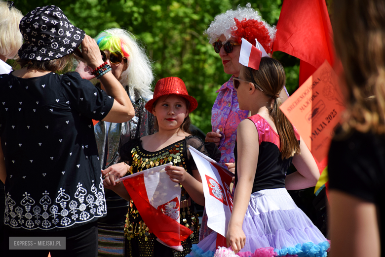 Towarzysze i towarzyszki na ulicach! Pierwszomajowy marsz otworzył Majówkę w Srebrnej Górze [foto]