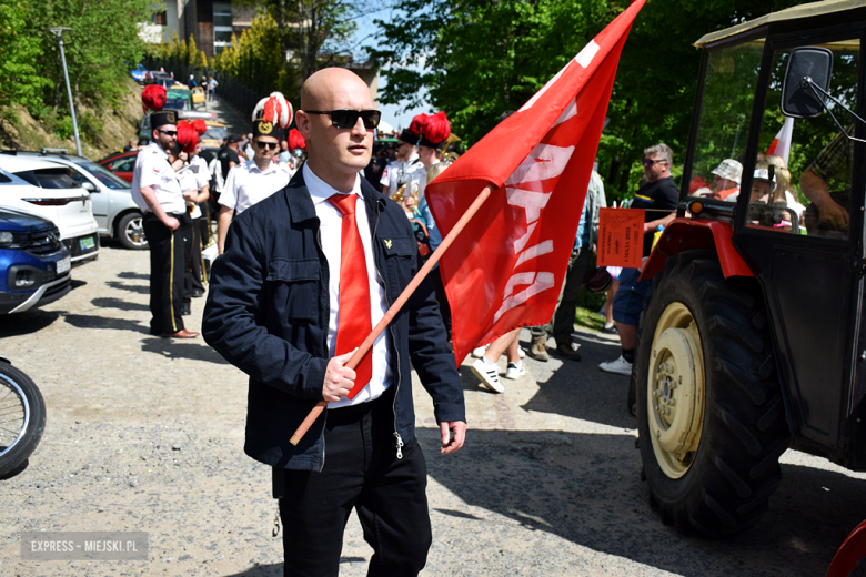 Towarzysze i towarzyszki na ulicach! Pierwszomajowy marsz otworzył Majówkę w Srebrnej Górze [foto]