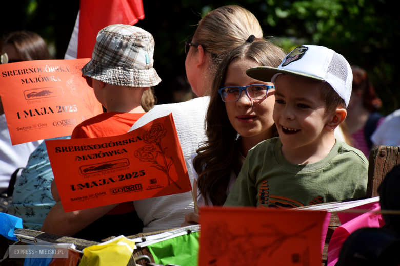 Towarzysze i towarzyszki na ulicach! Pierwszomajowy marsz otworzył Majówkę w Srebrnej Górze [foto]