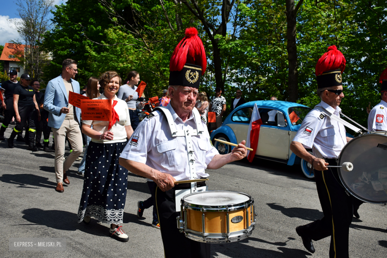Towarzysze i towarzyszki na ulicach! Pierwszomajowy marsz otworzył Majówkę w Srebrnej Górze [foto]