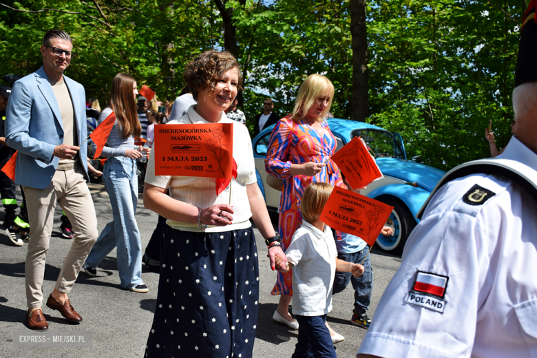 Towarzysze i towarzyszki na ulicach! Pierwszomajowy marsz otworzył Majówkę w Srebrnej Górze [foto]