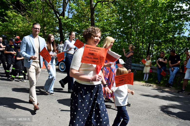 Towarzysze i towarzyszki na ulicach! Pierwszomajowy marsz otworzył Majówkę w Srebrnej Górze [foto]