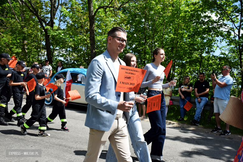 Towarzysze i towarzyszki na ulicach! Pierwszomajowy marsz otworzył Majówkę w Srebrnej Górze [foto]