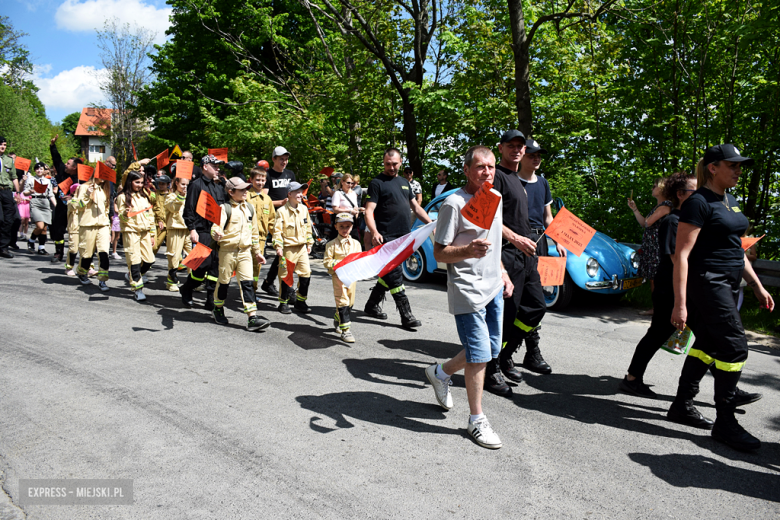 Towarzysze i towarzyszki na ulicach! Pierwszomajowy marsz otworzył Majówkę w Srebrnej Górze [foto]