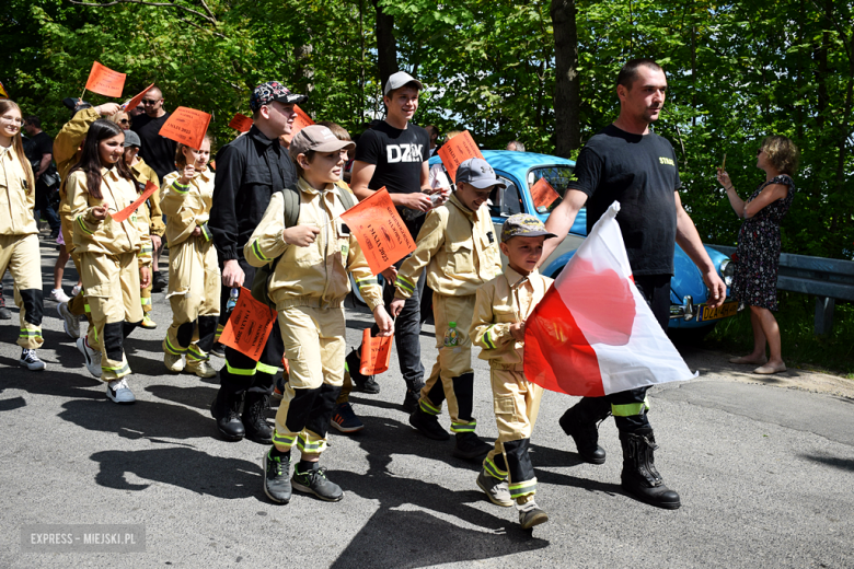 Towarzysze i towarzyszki na ulicach! Pierwszomajowy marsz otworzył Majówkę w Srebrnej Górze [foto]