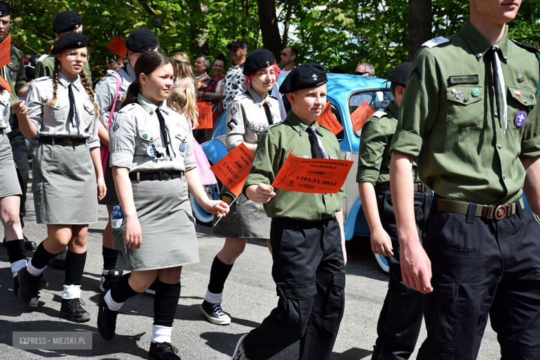 Towarzysze i towarzyszki na ulicach! Pierwszomajowy marsz otworzył Majówkę w Srebrnej Górze [foto]