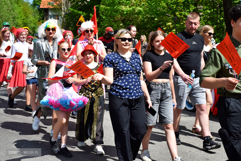 Towarzysze i towarzyszki na ulicach! Pierwszomajowy marsz otworzył Majówkę w Srebrnej Górze [foto]
