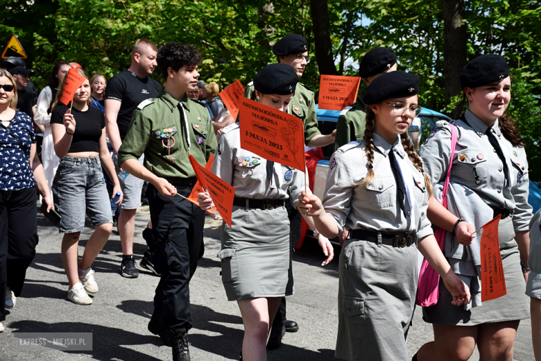Towarzysze i towarzyszki na ulicach! Pierwszomajowy marsz otworzył Majówkę w Srebrnej Górze [foto]