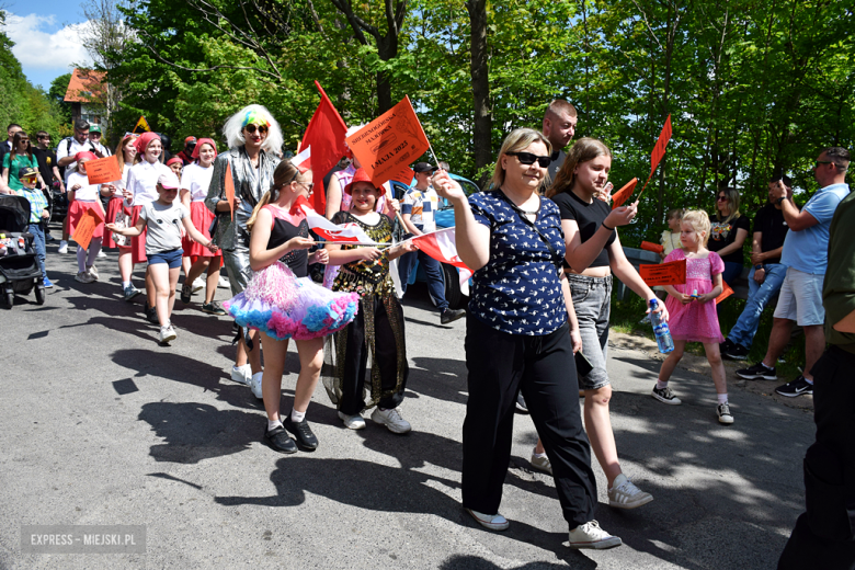 Towarzysze i towarzyszki na ulicach! Pierwszomajowy marsz otworzył Majówkę w Srebrnej Górze [foto]