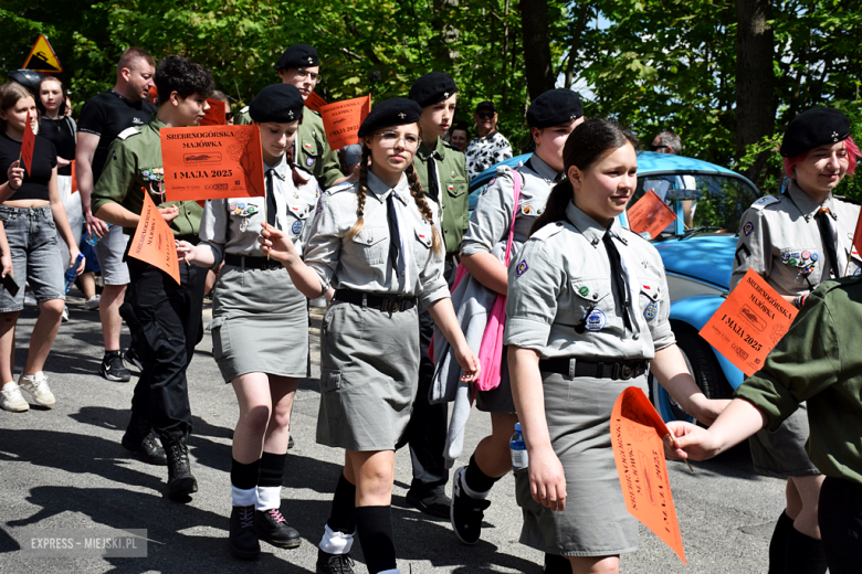 Towarzysze i towarzyszki na ulicach! Pierwszomajowy marsz otworzył Majówkę w Srebrnej Górze [foto]