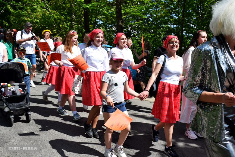 Towarzysze i towarzyszki na ulicach! Pierwszomajowy marsz otworzył Majówkę w Srebrnej Górze [foto]