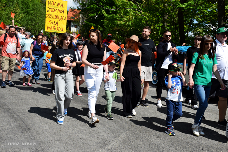 Towarzysze i towarzyszki na ulicach! Pierwszomajowy marsz otworzył Majówkę w Srebrnej Górze [foto]
