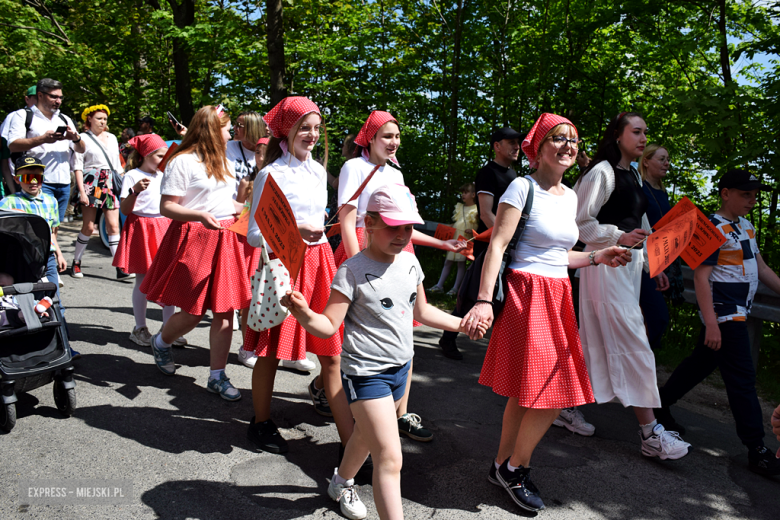 Towarzysze i towarzyszki na ulicach! Pierwszomajowy marsz otworzył Majówkę w Srebrnej Górze [foto]