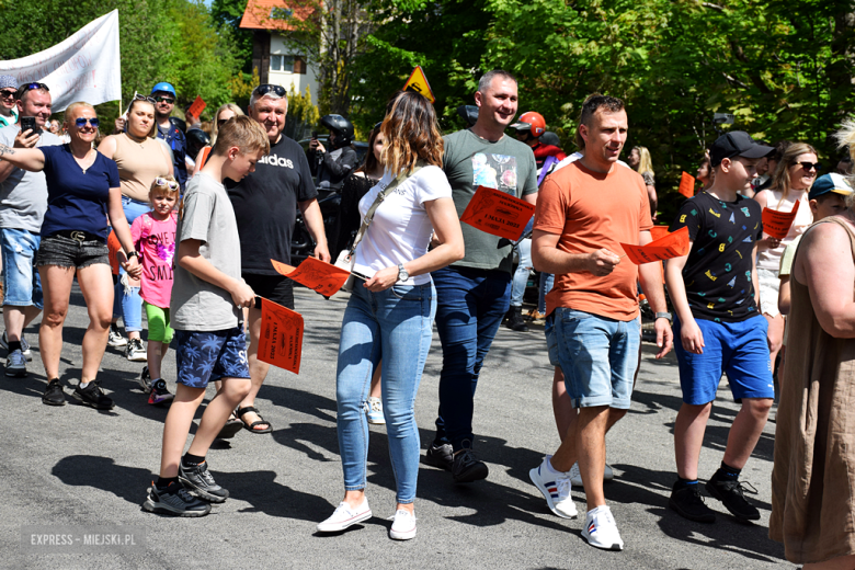 Towarzysze i towarzyszki na ulicach! Pierwszomajowy marsz otworzył Majówkę w Srebrnej Górze [foto]