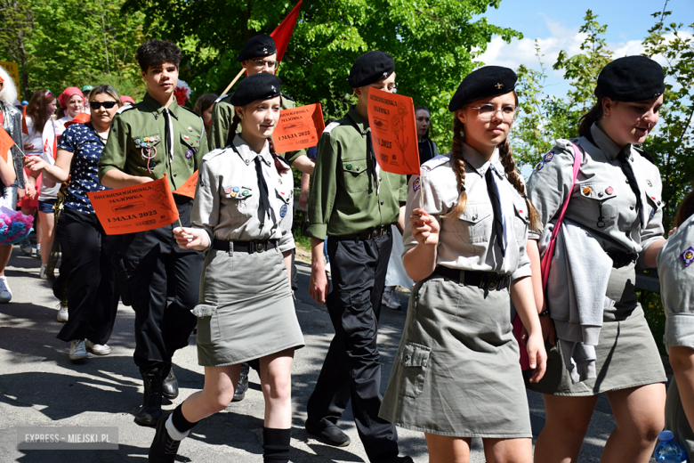 Towarzysze i towarzyszki na ulicach! Pierwszomajowy marsz otworzył Majówkę w Srebrnej Górze [foto]