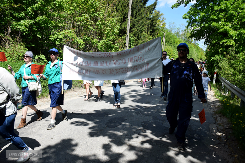 Towarzysze i towarzyszki na ulicach! Pierwszomajowy marsz otworzył Majówkę w Srebrnej Górze [foto]