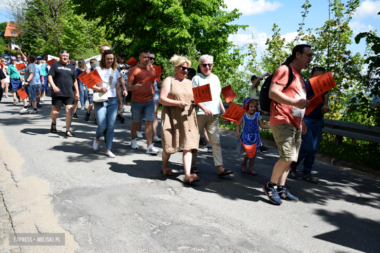 Towarzysze i towarzyszki na ulicach! Pierwszomajowy marsz otworzył Majówkę w Srebrnej Górze [foto]