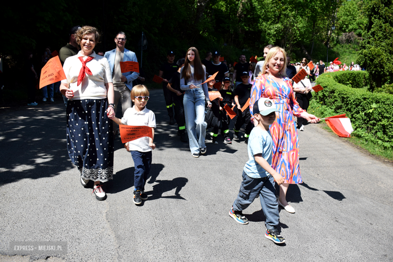 Towarzysze i towarzyszki na ulicach! Pierwszomajowy marsz otworzył Majówkę w Srebrnej Górze [foto]