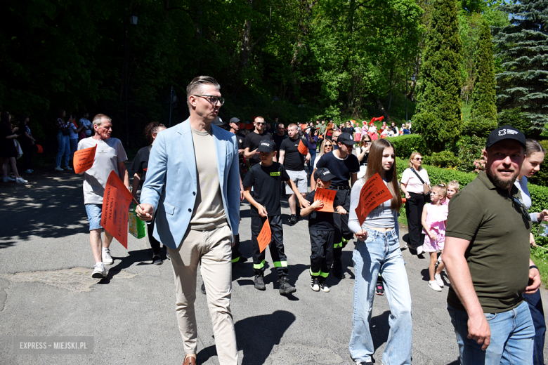 Towarzysze i towarzyszki na ulicach! Pierwszomajowy marsz otworzył Majówkę w Srebrnej Górze [foto]