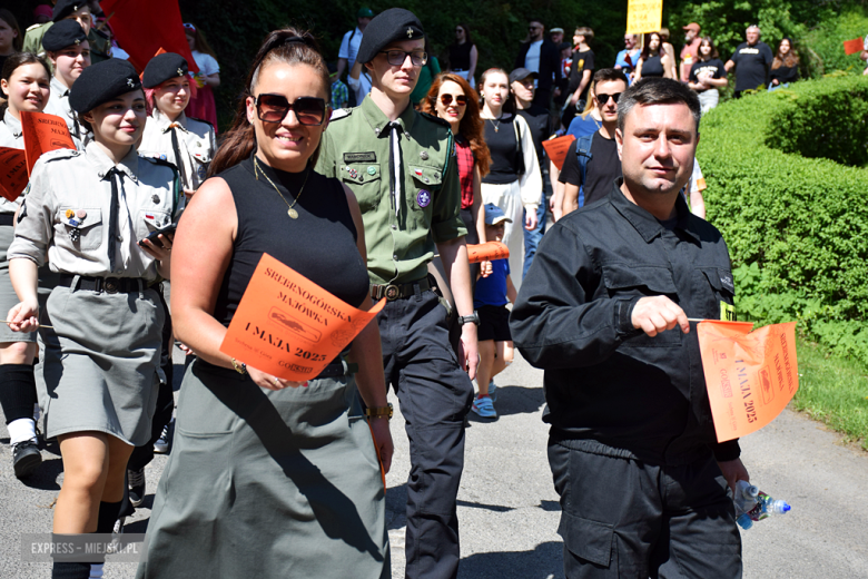 Towarzysze i towarzyszki na ulicach! Pierwszomajowy marsz otworzył Majówkę w Srebrnej Górze [foto]
